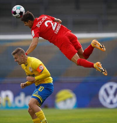 Bilder des Jahres 2020, Sport 10 Oktober Sport Themen der Woche KW42 17.10.2020, Eintracht Stadion, Braunschweig, Ligaspiel, 2. Bundesliga, Eintracht Braunschweig vs VfL Bochum, im Bild Martin Kobylanski (10, Braunschweig) im Kopfballduell mit Cristian Gamboa (2, Bochum) DFL regulations prohibit any use of photographs as image sequences and or quasi-video. *** 17 10 2020, Eintracht Stadion, Braunschweig, league match, 2 Bundesliga, Eintracht Braunschweig vs VfL Bochum, pictured Martin Kobylanski 10, Braunschweig in a header duel with Cristian Gamboa 2, Bochum DFL regulations prohibit any use of photographs as image sequences and or quasi video