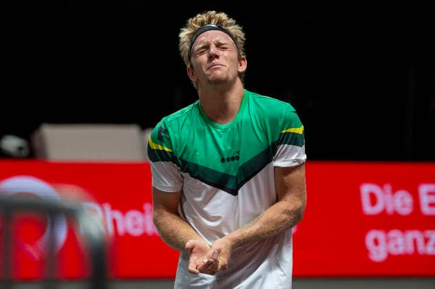 In injury in Alejandro DAVIDOVICH FOKINA ESP , Alexander ZVEREV GER vs Alejandro DAVIDOVICH FOKINA ESP , TENNIS, bett1hulks Indoor, 1 semi-final, 17 10 2020, GER, TENNIS, ATP TOUR, bett1hulks Indoor, 1 semi-final, Alexander ZVEREV GER vs Alejandro DAVIDOVICH FOKINA ESP , 17 10 2020 KOELN Copyright: xEibnerxPressefotox xBenjaminxSOELZERx EP_BSO