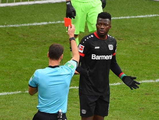 17 10 2020, xhbx, Fussball 1 Bundesliga, FSV Mainz 05 Bayer 04 Leverkusen emspor, v l Red card for, red card for, sending-off, Game Misconduct Edmond Tapsoba Bayer Leverkusen but cancelled DFL DFB REGULATIONS PROHIBIT ANY USE OF PHOTOGRAPHS as IMAGE SEQUENCES and or QUASI VIDEO Mainz