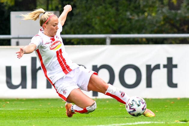 Mandy Islacker Cologne, 8 flanks the ball, full body, single frame, action, action, 17 10 2020, Cologne Germany , Soccer, 2 Women Bundesliga South, 1 FC Cologne TSG 1899 Hoffenheim II, DFB DFL REGULATIONS PROHIBIT ANY USE OF PHOTOGRAPHS AS IMAGE SEQUENCES AND OR QUASI VIDEO xmhx