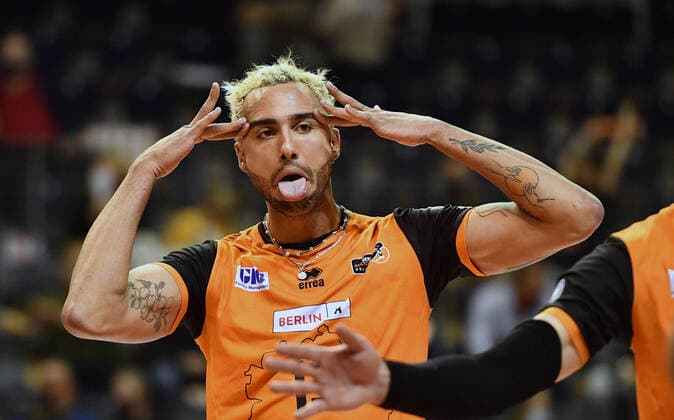Bilder des Jahres 2020, Sport 10 Oktober Sport Themen der Woche KW42 Sport Bilder des Tages Benjamin Patch (BR Volleys), jubel nach einem Punkt BR Volleys Berlin - SWD Powervolleys Düren Deutsche Volleyball Liga, Saison 2020 2021, Herren, Männer, Männer, men, Volleyball, Deutschland, playoffs Germany, Max-Schmeling-Halle Berlin, 17.10.2020 *** Benjamin Patch BR Volleys , cheering for a point BR Volleys Berlin SWD Powervolleys Düren German Volleyball League, Season 2020 2021, Men, Men, Men, Men, Volleyball, Germany, playoffs Germany, Max Schmeling Halle Berlin, 17 10 2020