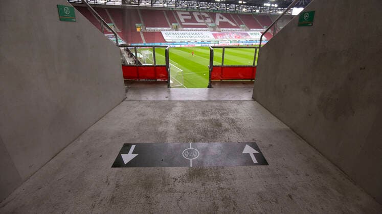 17.10.2020, Fussball 1. Bundesliga 2020 2021, 4. Spieltag, FC Augsburg - RB Leipzig, in der WWK-Arena Augsburg, Wegen der Corona-Pandemie sind für den Fall, dass Zuschauer zugelassen sind, Schaubilder am Boden angebracht, zu Mund-Nasenschutz und Abstände einhalten. ***DFL and DFB regulations prohibit any use of photographs as image sequences and or quasi-video.*** *** 17 10 2020, Soccer 1 Bundesliga 2020 2021, 4 Matchday, FC Augsburg RB Leipzig, in the WWK Arena Augsburg, Because of the Corona Pandemic, if spectators are allowed, diagrams are placed on the floor, nose protection and distances to the mouth DFL and DFB regulations prohibit any use of photographs as image sequences and or quasi video
