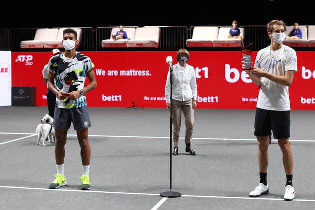 ATP 250 Final Cologne Germany 18 10 2020 Award ceremony Right Winner Alexander Zverev Left Felix Auger Aliassime Middle Lord Mayor Henriette Reker