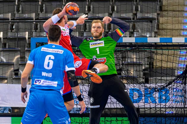 Stuttgart, Germany 18 October 2020 HBL 20 21 TVB 1898 Stuttgart vs TBV Lemgo Marcel Timm TBV Lemgo at the throw, goalkeeper Johannes Bitter Stuttgart Stuttgart Porsche Arena Baden Württemberg Germany