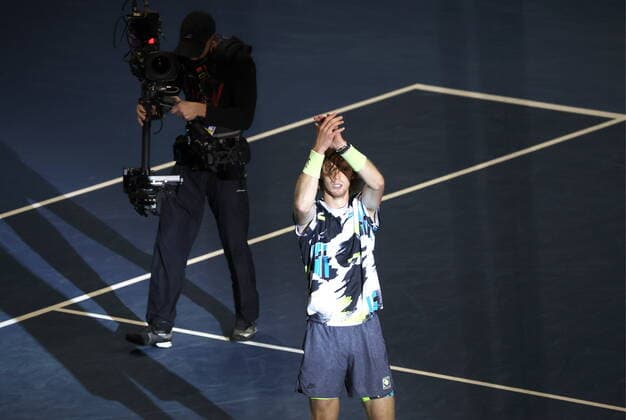 ST PETERSBURG, RUSSIA - OCTOBER 18, 2020: Russia s tennis player Andrei Rublev (C front) acknowledges the public the final match against Croatia s Coric at the 2020 St Petersburg Open International Tournament at Sibur Arena. Andrei Rublev won the match 6-4, 7-6. Alexander Demianchuk TASS  TS0EB4A2