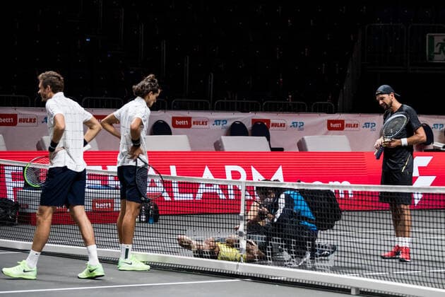 bett1HULKS Indoors ATP 250 Cologne, 18 10 2020 Marcelo MELO BRA remains lying in bed after a hit to the back of the head by his teammate Lukasz KUBOT POL and needs treatment bet1HULKS Indoors ATP 250 on 18 10 2020 in Cologne LANXESSarena , Germany Copyright: xBEAUTIFULxSPORTS Wunderlx