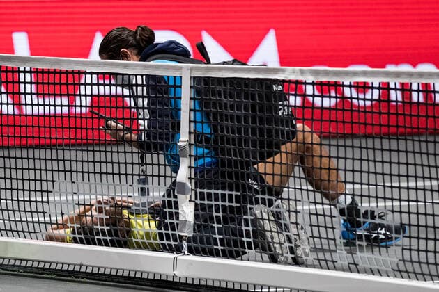 bett1HULKS Indoors ATP 250 Cologne, 18 10 2020 Marcelo MELO BRA remains lying in bed after a hit to the back of the head by his teammate Lukasz KUBOT POL and needs treatment bet1HULKS Indoors ATP 250 on 18 10 2020 in Cologne LANXESSarena , Germany Copyright: xBEAUTIFULxSPORTS Wunderlx