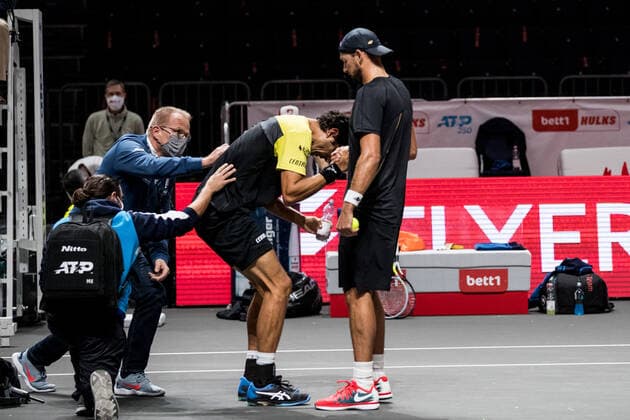 bett1HULKS Indoors ATP 250 Cologne, 18 10 2020 Marcelo MELO BRA remains lying in bed after his teammate Lukasz KUBOT POL scored a goal in the back of the head and needs treatment After a few minutes he manages to get up and continues playing bet1HULKS Indoors ATP 250 on 18 10 2020 in Cologne LANXESSarena , Germany Copyright: xBEAUTIFULxSPORTS Wunderlx