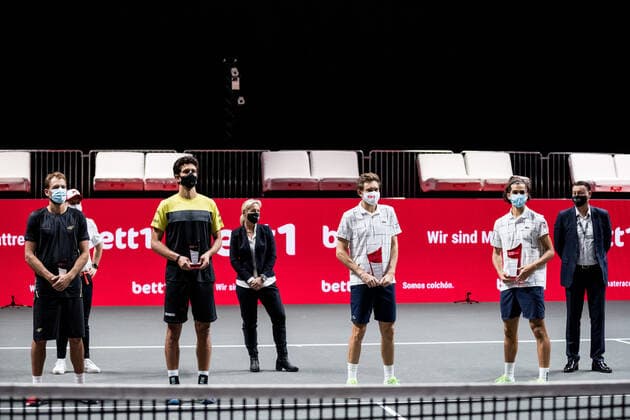 bett1HULKS Indoors ATP 250 Cologne, 18 10 2020 The finalists in the doubles Lukasz KUBOT POL , Marcelo MELO BRA , Nicolas MAHUT FRA and Pierre Hugues Herbert FRA Behind them Adam Szpyt, Managing Director of bett1 de GmbH and title sponsor, Barbara Rittner, tournament director and national coach of the German Tennis Federation DTB , Edwin Weindorfer, CEO of the e motion group and organizer bett1HULKS Indoors ATP 250 on 18 10 2020 in Cologne LANXESSarena , Germany Copyright: xBEAUTIFULxSPORTS Wunderlx
