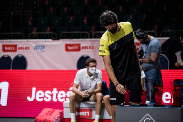 bett1HULKS Indoors ATP 250 Cologne, 18 10 2020 Marcelo MELO BRA takes his trophy bett1HULKS Indoors ATP 250 on 18 10 2020 in Cologne LANXESSarena , Germany Copyright: xBEAUTIFULxSPORTS Wunderlx