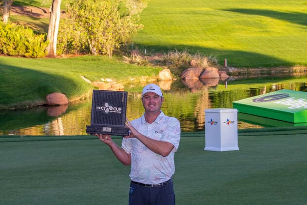 Bilder des Jahres 2020, Sport 10 Oktober Sport Themen der Woche KW42 OCTOBER 18: Jason Kokrak poses with his trophy after winning The CJ Cup at Shadow Creek on October 18, 2020 at Shadow Creek Golf Course in Las Vegas, NV. (Photo by Matthew Bolt Icon Sportswire) GOLF: OCT 18 PGA, Golf Herren - The CJ Cup at Shadow Creek Icon2010182217