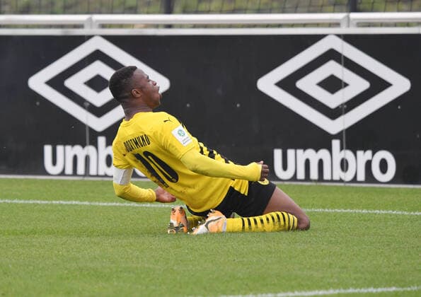 Jubel Youssoufa Moukoko (Borussia Dortmund) 18.10.2020, Fussball GER, Saison 2020 2021, U19 Bundesliga West, 3. Spieltag, FC Schalke 04 - Borussia Dortmund 2:3, Foto: TEAM2sportphoto Gelsenkirchen Parkstadion Nordrhein Westfalen Deutschland *** Cheers Youssoufa Moukoko Borussia Dortmund 18 10 2020, Football GER, Season 2020 2021, U19 Bundesliga West, 3 Matchday, FC Schalke 04 Borussia Dortmund 2 3, Photo TEAM2sportphoto Gelsenkirchen Parkstadion Nordrhein Westfalen Germany Team2