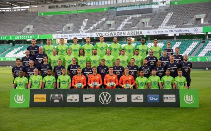 VfL Wolfsburg 1 BL, portrait date 2020 2021, team photo, hi row v o v li Team manager Philipp Wegner, Jeffrey Bruma, Daniel Ginczek, Bartosz Bialek, Marin Pongracic, Wout Weghorst, John Anthony Brooks, Maxence Lacroix, Josuha Guilavogui, Tim Siersleben, soccer yoga teacher Stephanie Harrer 2 row v o v li Witness Nils Scholz, Zeugwart Heribert Rüttger, Felix Klaus, Yannick Gerhardt, Kevin Mbabu, Admir Mehmedi, Maximilian Arnold, Maximilian Philipp, Omar Marmoush, chiropractor Alexander Steinbrenner, video analyst Tim Cezanne, video analyst Martin Raschick 3 series of v o v li rehab and athletics coach Christoph Tebel, Head physiotherapist Michele Putaro, team doctor Dr Stephan Bornhardt, team doctor Dr Gunter Wilhelm, goalkeeping coach Pascal Formann, assistant coach Michael Angerschmid, head coach Oliver Glasner, assistant coach Thomas Sageder, athletics coach Michael Berktold, physiotherapist Steffen Mantai, Physiotherapist and osteopath Sascha Weiß, masseur Manfred Kross, physiotherapist Patrick Kasprowski row in front from left Jà rà me Roussillon, Xaver Schlager, Ridle Baku, Yunus Malli, goalkeeper Niklas Klinger, goalkeeper Koen Casteels, goalkeeper Pavao Pervan, goalkeeper Lino Kasten, Joao Victor, Renato Steffen, Paulo Otavio, William Wolfsburg