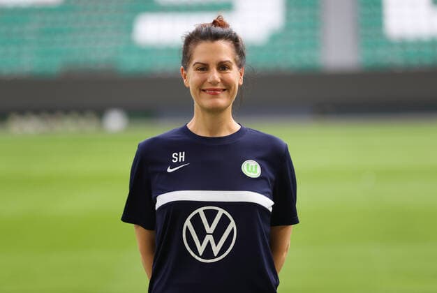 Yoga soccer teacher Stephanie Harrer VfL Wolfsburg 1 BL, portrait appointment 2020 2021, Wolfsburg