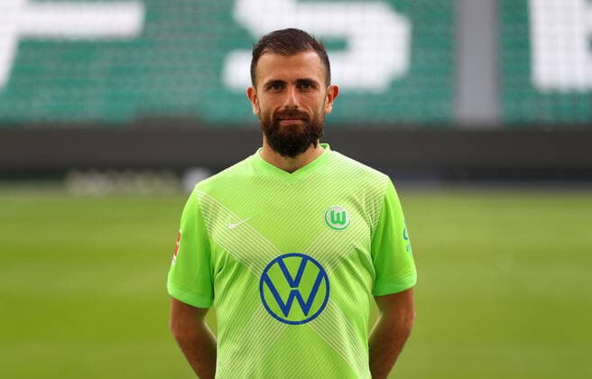 Admir Mehmedi VfL Wolfsburg 1 BL, portrait date 2020 2021, Wolfsburg