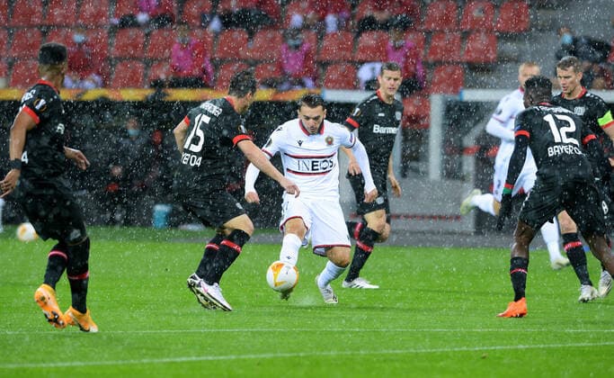 Football, UEFA Europa League, Men, Season 2020 2021, Group C, 1 Matchday, BayArena Leverkusen, Bayer Leverkusen black OGC Nice white Amine Gouiri NIZ , Julian Baumgartlinger LEV , Aktion DFL UEFA REGULATIONS PROHIBIT ANY USE OF PHOTOGRAPHS AS IMAGE SEQUENCES AND OR QUASI VIDEO