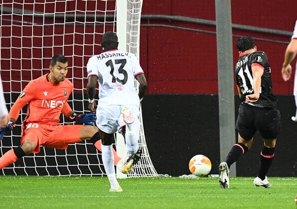 22 10 2020, xjhx, Football UEFA Europa League, Bayer 04 Leverkusen OGC Nice emspor, v l Walter Benitez OGC Nice , Nadiem Amiri Bayer Leverkusen Goal scored, scores the goal for 1 0 DFL DFB REGULATIONS PROHIBIT ANY USE OF PHOTOGRAPHS as IMAGE SEQUENCES and or QUASI VIDEO Leverkusen