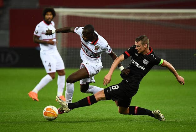 22 10 2020, xjhx, Football UEFA Europa League, Bayer 04 Leverkusen OGC Nice emspor, v l Hassane Kamara OGC Nice , Lars Bender Bayer Leverkusen DFL DFB REGULATIONS PROHIBIT ANY USE OF PHOTOGRAPHS as IMAGE SEQUENCES and or QUASI VIDEO Leverkusen