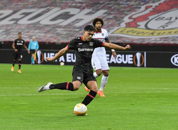 Nadiem Amiri Bayer 04 Leverkusen scores with this shot the goal for the 1 0, behind Dante OGC Nice 22 10 2020, Football, UEFA Europa League, Season 2020 2021, 1 Matchday, Bayer 04 Leverkusen OGC Nice Photo TEAM2sportphoto Leverkusen BayArena Nordrhein Westfalen Germany Team2