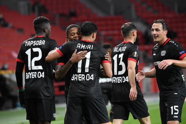 Cheers from left to right , Edmond Tapsoba Bayer 04 Leverkusen , Leon Bailey Bayer Leverkusen , Nadiem Amiri Bayer 04 Leverkusen , Lucas Alario Bayer 04 Leverkusen , Julian Baumgartlinger Bayer 04 Leverkusen 22 10 2020, Football, UEFA Europa League, Season 2020 2021, 1 Matchday, Bayer 04 Leverkusen OGC Nice Photo TEAM2sportphoto Leverkusen BayArena North Rhine-Westphalia Germany Team2