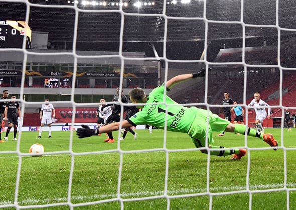 22 10 2020, xjhx, Football UEFA Europa League, Bayer 04 Leverkusen OGC Nice emspor, v l Lukas Hradecky Bayer Leverkusen , Amine Gouiri OGC Nice Goal scored, scores the goal for 2 1 DFL DFB REGULATIONS PROHIBIT ANY USE OF PHOTOGRAPHS as IMAGE SEQUENCES and or QUASI VIDEO Leverkusen