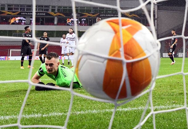 22 10 2020, xjhx, Football UEFA Europa League, Bayer 04 Leverkusen OGC Nice emspor, v l Lukas Hradecky Bayer Leverkusen , Amine Gouiri OGC Nice Goal scored, scores the goal for 2 1 DFL DFB REGULATIONS PROHIBIT ANY USE OF PHOTOGRAPHS as IMAGE SEQUENCES and or QUASI VIDEO Leverkusen