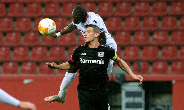 Football, UEFA Europa League, Men, Season 2020 2021, Group C, 1 Matchday, BayArena Leverkusen, Bayer Leverkusen black OGC Nice white Lars Bender LEV , Hassane Kamara NIZ Aktion DFL UEFA REGULATIONS PROHIBIT ANY USE OF PHOTOGRAPHS AS IMAGE SEQUENCES AND OR QUASI VIDEO