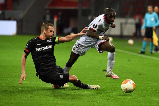 22 10 2020, xjhx, Football UEFA Europa League, Bayer 04 Leverkusen OGC Nice emspor, v l Lars Bender Bayer Leverkusen , Hassane Kamara OGC Nice DFL DFB REGULATIONS PROHIBIT ANY USE OF PHOTOGRAPHS as IMAGE SEQUENCES and or QUASI VIDEO Leverkusen