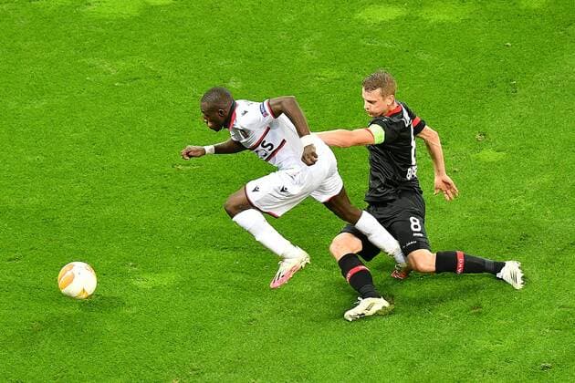 Leverkusen, Bayarena, 22 10 20, Europa League Bayer 04 Leverkusen OGC Nice from left to right in a duel Hassane Kamara Nice and Lars Bender Leverkusen Europa League Bayer 04 Leverkusen OGC Nice Leverkusen Copyright: xEibner-Pressefotox EP_eer