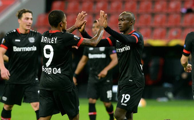 Football, UEFA Europa League, Men, Season 2020 2021, Group C, 1 Matchday, BayArena Leverkusen, Bayer Leverkusen black OGC Nice white cheers Moussa Diaby LEV after his goal for 3 1, together with Leon Bailey LEV cheers, joy, action DFL UEFA REGULATIONS PROHIBIT ANY USE OF PHOTOGRAPHS AS IMAGE SEQUENCES AND OR QUASI VIDEO