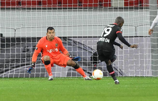 Moussa Diaby Bayer 04 Leverkusen , right , scores against goalkeeper Walter Benitez OGC Nice the goal for 3 1 22 10 2020, Football, UEFA Europa League, Season 2020 2021, 1 Matchday, Bayer 04 Leverkusen OGC Nice Photo TEAM2sportphoto Leverkusen BayArena Nordrhein Westfalen Germany Team2