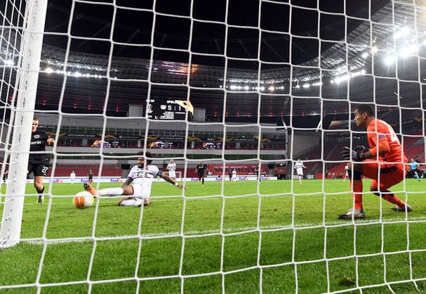 22 10 2020, xjhx, Football UEFA Europa League, Bayer 04 Leverkusen OGC Nice emspor, v l Walter Benitez OGC Nice , Dante OGC Nice , Florian Wirtz Bayer Leverkusen Goal scored, scores the goal for 6 1 DFL DFB REGULATIONS PROHIBIT ANY USE OF PHOTOGRAPHS as IMAGE SEQUENCES and or QUASI VIDEO Leverkusen