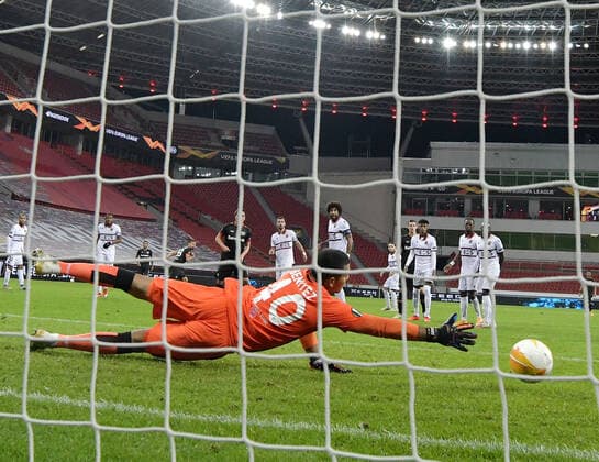 22 10 2020, xjhx, Football UEFA Europa League, Bayer 04 Leverkusen OGC Nice emspor, v l Karim Bellarabi Bayer Leverkusen , Walter Benitez OGC Nice DFL DFB REGULATIONS PROHIBIT ANY USE OF PHOTOGRAPHS as IMAGE SEQUENCES and or QUASI VIDEO Leverkusen
