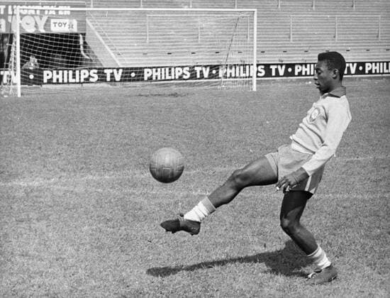 FILE STOCKHOLM 1958-06-29 Pelé of Brazil during a training session at Rasunda stadium, in Stockholm, Sweden, during the 1958 FIFA World Cup, WM, Weltmeisterschaft, Fussball Stockholm Sweden SOCCER x190x *** FILE STOCKHOLM 1958 06 29 Pelé of Brazil during a training session at Rasunda stadium, in Stockholm, Sweden, during the 1958 FIFA World Cup Stockholm Sweden SOCCER x190x,  Copyright: xPressensxBild TTx FILE PELE 1958 FIFA WORLD CUP