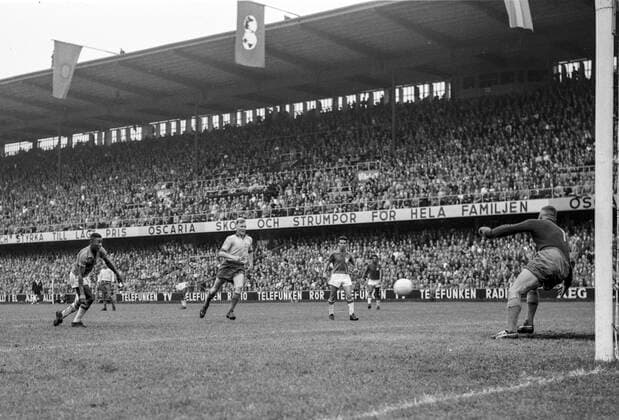STOCKHOLM 1958-06-29 Brazils PelÃ (L) scores the 3-1 goal past Swedens Orvar Bergmark at Swedens goalkeeper Kalle Svensson (R) during the FIFA World Cup, WM, Weltmeisterschaft, Fussball final soccer match at Rasunda stadium in Stockholm, Sweden. Brazil won 5-2 and became World Champions for the first time, Stockholm Sweden SOCCER x190x *** STOCKHOLM 1958 06 29 Brazils PelÃ L scores the 3 1 goal past Swedens Orvar Bergmark at Swedens goalkeeper Kalle Svensson R during the FIFA World Cup final soccer match at Rasunda stadium in Stockholm, Sweden Brazil won 5 2 and became World Champions for the first time, Stockholm Sweden SOCCER x190x,  Copyright: xPressensxBild TTx FILE PELE 1958 FIFA WORLD CUP