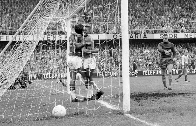STOCKHOLM 1958-06-29 Brazils Vava (L) is hugged Pele after scoring the 2-1 goal to take the lead in the FIFA World Cup, WM, Weltmeisterschaft, Fussball final soccer match at Rasunda stadium in Stockholm, Sweden. In the background Sweden s goalkeeper Kalle Svensson and Sigge Parling. Brazil won 5-2 and became World Champions for the first time, Stockholm Sweden SOCCER x190x *** STOCKHOLM 1958 06 29 Brazils Vava L is hugged Pele after scoring the 2 1 goal to take the lead in the FIFA World Cup final soccer match at Rasunda stadium in Stockholm, Sweden In the background Sweden s goalkeeper Kalle Svensson and Sigge Parling Brazil won 5 2 and became World Champions for the first time, Stockholm Sweden SOCCER x190x,  Copyright: xPressensxBild TTx FILE PELE 1958 FIFA WORLD CUP
