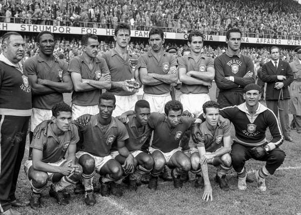 STOCKHOLM 1958-06-29 Brazil s national soccer team poses with the trophy after winning the 1958 FIFA World Cup, WM, Weltmeisterschaft, Fussball final against Sweden, at Rasunda stadium in Stockholm, Sweden. Brazil won 5-2 and became World Champions for the first time. Stockholm Sweden SOCCER x190x *** STOCKHOLM 1958 06 29 Brazil s national soccer team poses with the trophy after winning the 1958 FIFA World Cup final against Sweden, at Rasunda stadium in Stockholm, Sweden Brazil won 5 2 and became World Champions for the first time Stockholm Sweden SOCCER x190x,  Copyright: xPressensxBild TTx FILE PELE 1958 FIFA WORLD CUP