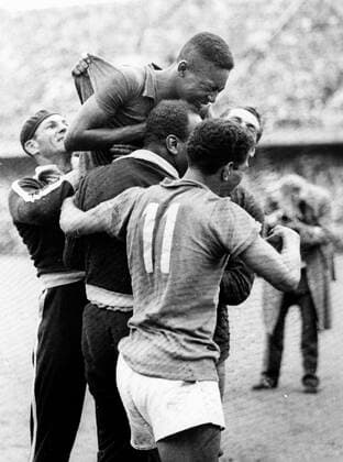 FILE STOCKHOLM 1958-06-29 Pele (top) of Brazil celebrates with teammates after Brazil won the FIFA World Cup, WM, Weltmeisterschaft, Fussball final over Sweden at Rasunda stadium, in Stockholm, Sweden. Brazil won 5-2. Stockholm Sweden SOCCER x197x *** FILE STOCKHOLM 1958 06 29 Pele top of Brazil celebrates with teammates after Brazil won the FIFA World Cup final over Sweden at Rasunda stadium, in Stockholm, Sweden Brazil won 5 2 Stockholm Sweden SOCCER x197x,  Copyright: xSvensktxFotoreportage TTx FILE PELE 1958 FIFA WORLD CUP
