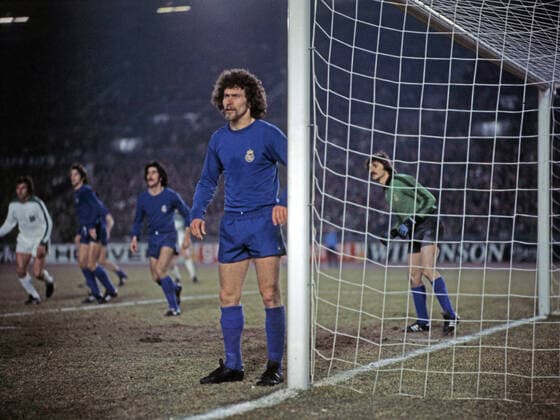 03.03.76 Borussia Mönchengladbach - Real Madrid Deutschland, Mönchengladbach, 03.03.1976, Fussball, Europapokal der Landesmeister, Viertelfinale, Borussia Mönchengladbach - Real Madrid (2:2): Paul Breitner (Real Madrid). *** 03 03 76 Borussia Mönchengladbach Real Madrid Germany, Mönchengladbach, 03 03 1976, football, European Cup of the National Champions, quarter-finals, Borussia Mönchengladbach Real Madrid 2 2 Paul Breitner Real Madrid