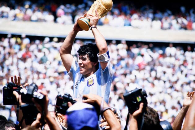 MARADONA Diego Team Argentina mit dem WM Pokal bei der Siegerehrung im Azteka Stadion Endspiel FIFA WM Finale 1986 in Mexiko Argentinien - Deutschland 3 : 2 am 29.06.1986 in Mexiko - Stadt *** MARADONA Diego Team Argentina with the World Cup at the award ceremony in Azteka Stadium Final FIFA World Cup Final 1986 in Mexico Argentina Germany 3 2 on 29 06 1986 in Mexico City