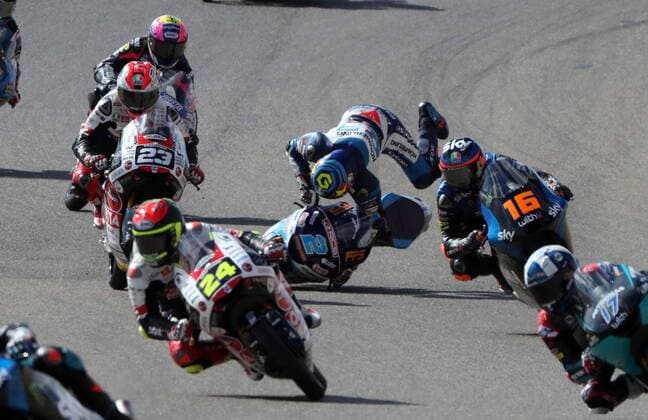 Bilder des Jahres 2020, Sport 10 Oktober Sport Themen der Woche KW43 Sport Bilder des Tages Argentinian rider Gabriel Rodrigo (C), of Kommerling Gresini Moto3, falls off his bike during a training session on the eve of the MotoGP Aragon Motorcycling Grand Prix at the Motorland Alcaniz racetrack in Alcaniz, Terual, Spain, 23 September 2020. The MotoGP Aragon Motorcycling Grand Prix will be held from 24 to 25 October. Training session ahead of the Aragon Motorcycling Grand Prix !ACHTUNG: NUR REDAKTIONELLE NUTZUNG!  Copyright: xJavierxCebolladax GRAF6527 20201023-637390699240486035