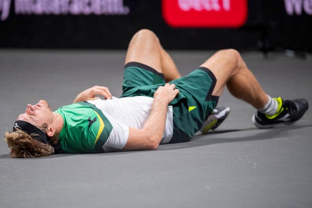 In Alejandro DAVIDOVICH FOKINA ESP had to lie down on the floor after injury, Alejandro DAVIDOVICH FOKINA ESP vs Diego SCHWARTZMAN ARG , TENNIS, bett1HULKS Championship, 23 10 2020, GER, TENNIS, ATP TOUR, bett1HULKS Championship, Alejandro DAVIDOVICH FOKINA ESP vs Diego SCHWARTZMAN ARG , 23 10 2020 KOELN Copyright: xEibnerxPressefotox xBenjaminxSOELZERx EP_BSO