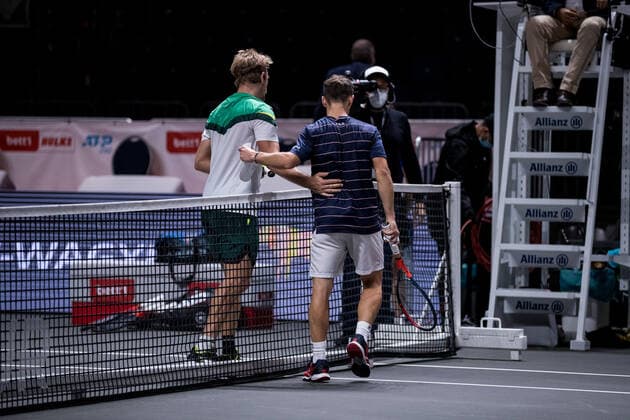 bett1HULKS Championship ATP 250 Cologne, 23 10 2020 Alejandro DAVIDOVICH FOKINA ESP congratulates Diego SCHWARTZMAN ARG on winning the match bett1HULKS Championship ATP 250 on 23 10 2020 in Cologne LANXESSarena , Germany Copyright: xBEAUTIFULxSPORTS Wunderlx