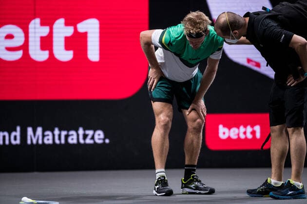 bett1HULKS Championship ATP 250 Cologne, 23 10 2020 Alejandro DAVIDOVICH FOKINA ESP gets up again, Medical makes sure he can continue playing bett1HULKS Championship ATP 250 on 23 10 2020 in Cologne LANXESSarena , Germany Copyright: xBEAUTIFULxSPORTS Wunderlx