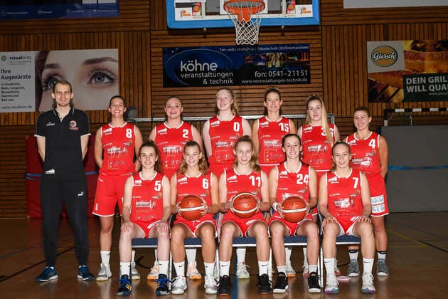 Basketball Team Shooting Panthers Academy Osnabrück on 23 10 2020 in the OSC Hall in Osnabrück Lower Saxony Germany Panthers Academy Osnabrück, 2 DBBL North, Portrait date 2020 2021, Team photo Back row v li coach Mika Scheidemann, Julia Dzeko, Clara Sophie Schwartz, Frieda Bühner, Michelle Müller, Tessa Strompen and Annemarie Potratz Front row from left Zoe Perlick, Marie Dreyer, Maira Banko, Luise Hansmann and Louisa Riehemann