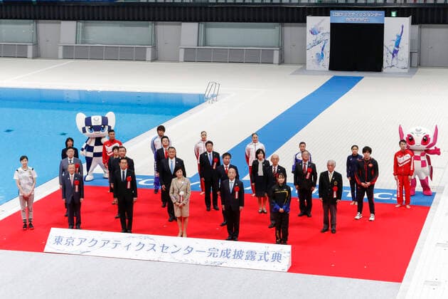 Bilder des Jahres 2020, Sport 10 Oktober Sport Themen der Woche KW43 Sport Bilder des Tages October 24, 2020, Tokyo, Japan: Tokyo Governor Yuriko Koike (C) pose for the cameras alongside other guests and sports players during the grand opening ceremony for the Tokyo Aquatics Centre. The venue will host Tokyo 2020 Olympic and Paralympic Games swimming, diving and artistic swimming competitions next summer. Tokyo Japan - ZUMAm191 20201024_zap_m191_020 Copyright: xRodrigoxReyesxMarinx