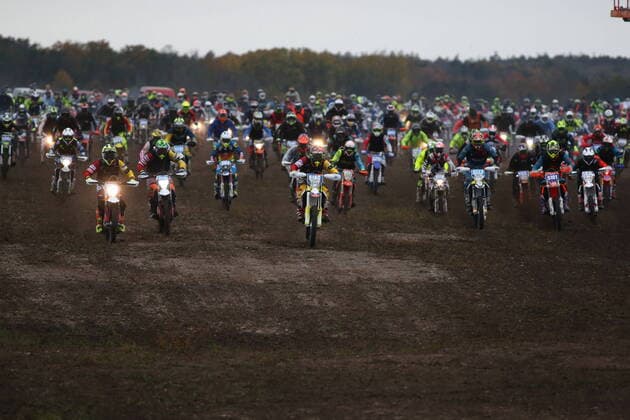 Bilder des Jahres 2020, Sport 10 Oktober Sport Themen der Woche KW43 Sport Bilder des Tages VISBY 20201024 The start of Gotland Grand National during the 37th edition in one of the largest enduro competitions in the world Saturday Oct. 24, 2020. Photo Soren Andersson TT kod 1037 *SWEDEN OUT* Visby Sweden x1037x *** VISBY 20201024 The start of Gotland Grand National during the 37th edition in one of the largest enduro competitions in the world Saturday Oct 24, 2020 Photo Soren Andersson TT kod 1037 SWEDEN OUT Visby Sweden x1037x,  Copyright: xSorenxAndersson TTx GOTLAND GRAND NATIONAL 2020
