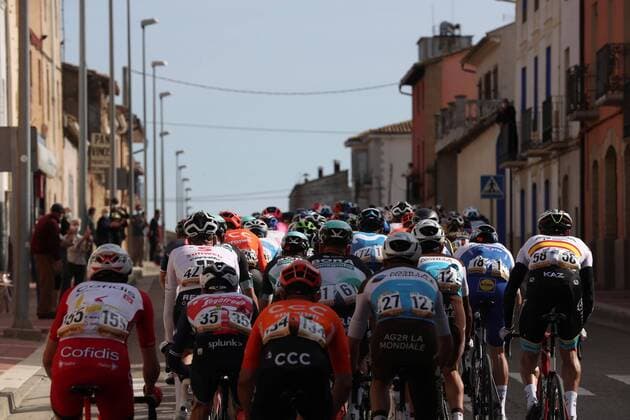 The pack competes in the fifth stage of La Vuelta cycling race in the region of Huesca, northeastern Spain, 23 October 2020. The stage covers 185.5 kilometers between towns of Huesca and Sabinanigo. Fifth stage of La Vuelta cycling race !ACHTUNG: NUR REDAKTIONELLE NUTZUNG!  Copyright: xKikoxHuescax GRAF6943 20201024-637391449379723828
