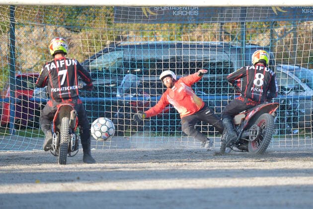 24 10 2020,Motoball Bundesliga, MSC Philippsburg vs Typhoon Mörsch The goalkeeper with helmet stretches in vain ksp