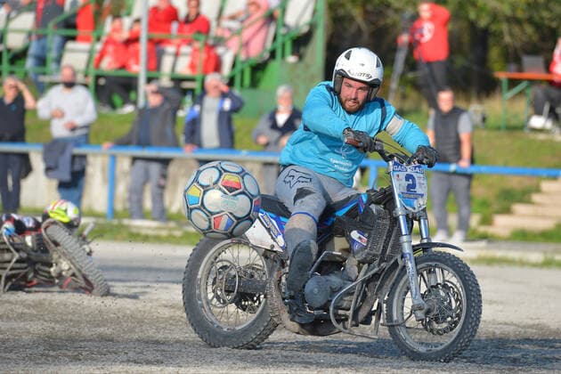 24 10 2020,Motoball Bundesliga, MSC Philippsburg vs Typhoon Mörsch The ball is guided closely on the bike After that the goal is scored ksp